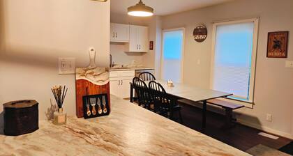 Charming 4-Bedroom Mountain Escape–1 Minute drive to Slopes & Walk to Main St