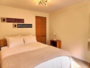 4 室のベッドルーム、WiFi (無料)、ベッドシーツ