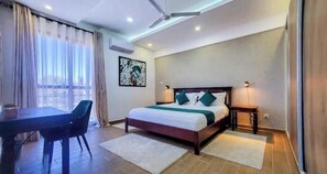 2 bedrooms, iron/ironing board, internet, bed sheets - Luxe Serenity Suite (Mombasa)