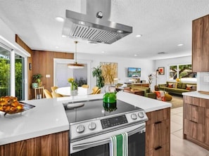 Fridge, microwave, oven, stovetop - The Dexter Palm Springs - Mid-Century Magic Meets Modern Luxury in Palm Springs (Palm Springs)