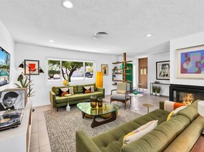 Smart TV, fireplace