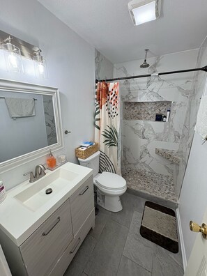 Dusche, Haartrockner, Handtücher, Seife