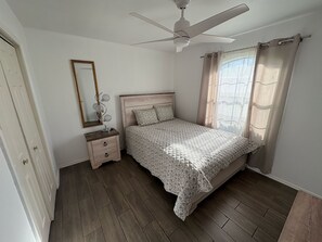 3 slaapkamers, een strijkplank/strijkijzer, gratis wifi, beddengoed