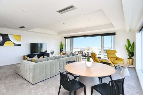 Pacific Horizon - Luxury Sky Suite • 19th Floor City Views
