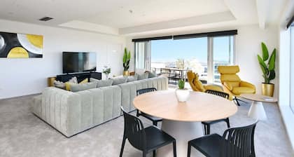 Pacific Horizon - Luxury Sky Suite • 19th Floor City Views