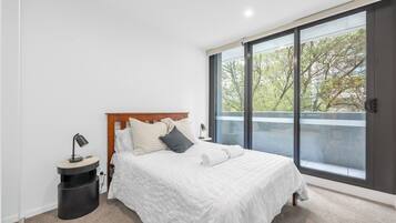 2 bedrooms, desk, iron/ironing board, WiFi