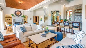 TV, fireplace - Palmilla Villa with Ocean Views and Golf Access (San José del Cabo)