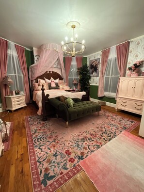 4 bedrooms, iron/ironing board, WiFi, bed sheets