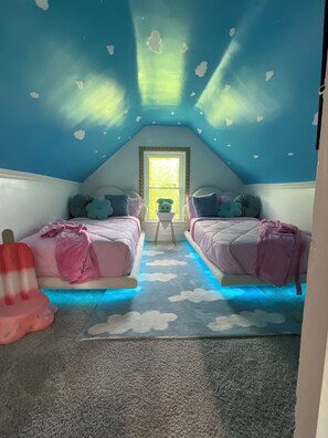 4 bedrooms, iron/ironing board, WiFi, bed sheets