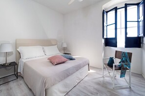 4 bedrooms, iron/ironing board, travel cot, WiFi - Casa Ulisse, sea front property (Santa Maria del Focallo)