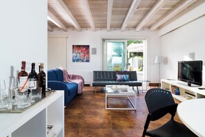 TV - Casa Ulisse, sea front property (Santa Maria del Focallo)