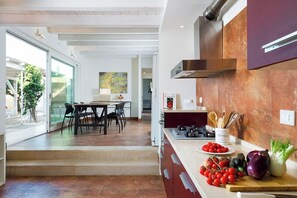 冷蔵庫、オーブン、コンロ、コーヒー / ティーメーカー