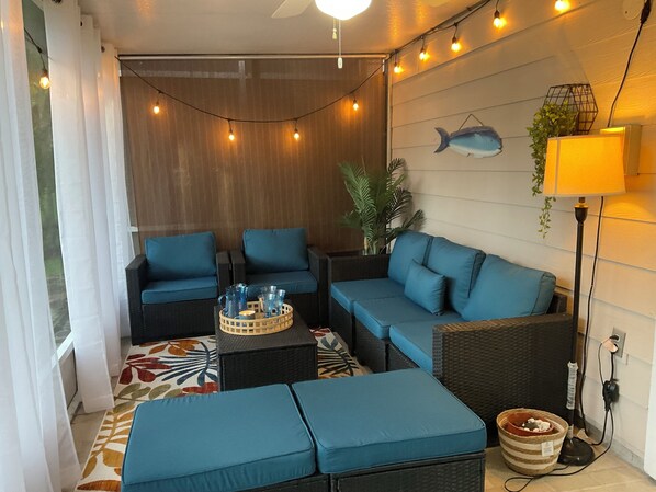 Una televisión, una chimenea