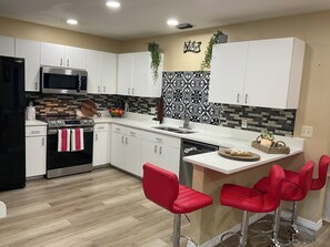 Microondas, horno, placa de cocina y lavavajillas