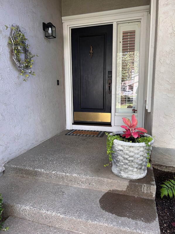 Exterior detail - Ham Station - 3 B / 2 BA - Bright & Cheery Home - A Dog’s Dream! (LODI)