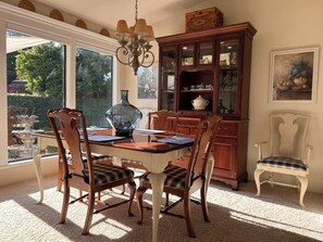 Dining - Ham Station - 3 B / 2 BA - Bright & Cheery Home - A Dog’s Dream! (LODI)