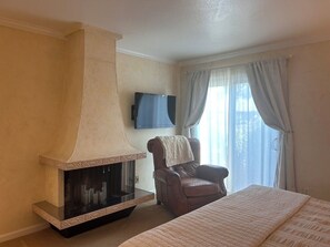 3 bedrooms, iron/ironing board, Internet, bed sheets - Ham Station - 3 B / 2 BA - Bright & Cheery Home - A Dog’s Dream! (LODI)