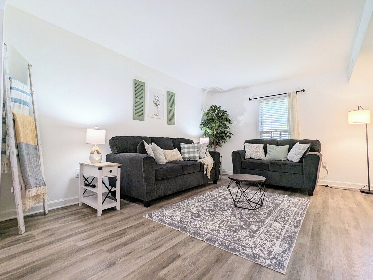 Family & Dog Friendly 4B-Home with Fenced Backyard