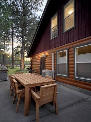 Outdoor dining - Dog-Friendly Retreat w/ Hot Tub & Forest Access (Sisters)