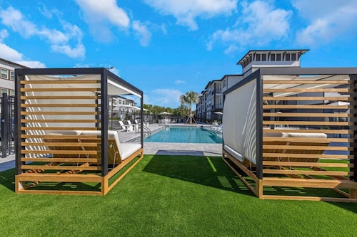 Luxury Seaside Getaway w/ Pool, Gym + Free Parking