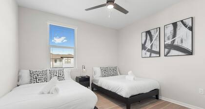 Luxury Seaside Getaway w/ Pool, Gym + Free Parking