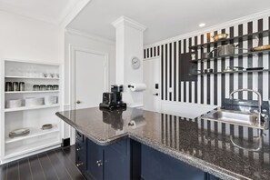 LIMEGREEN ORCHID | Private kitchen | Coffee/tea maker, electric kettle, toaster, cookware/dishes/utensils