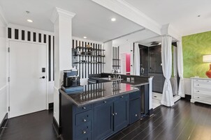 Cafetera/tetera, tetera/pava eléctrica, tostadora, utensilios de cocina