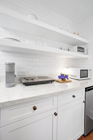 SUNNY ORCHID | Yksityinen keittiö | Kahvin-/teenkeitin, vedenkeitin, leivänpaahdin