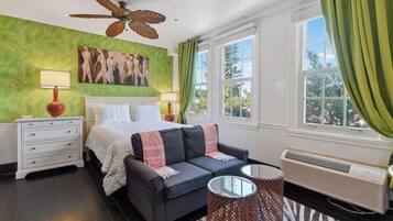 Ropa de cama de alta calidad, cubrecamas y muebles diferentes
