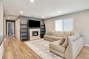 Smart TV, fireplace