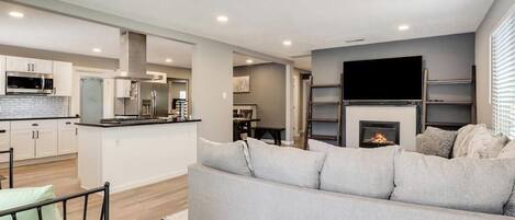 Een smart-tv en een open haard