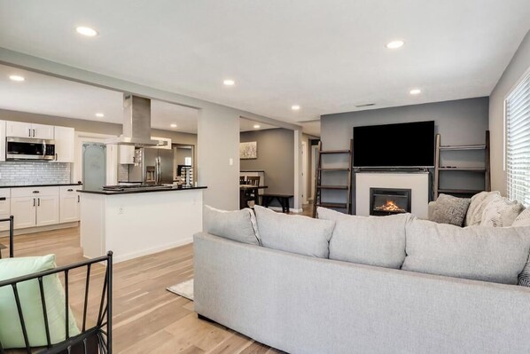 Smart TV, fireplace - Charming 3+-bedroom home in balloon capital of the world Albuquerque. (Albuquerque)