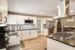 Fridge, microwave, oven, stovetop - Charming 3+-bedroom home in balloon capital of the world Albuquerque. (Albuquerque)