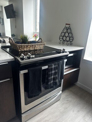 Réfrigérateur, four à micro-ondes, un four, surface de cuisson