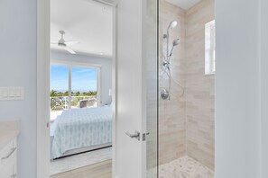 5 bedrooms, iron/ironing board, travel crib, free WiFi - Luxury Waterfront Home - Marathon, FL Keys - 5BR, Private Pool, Dock - Sleeps 10 (Marathon)