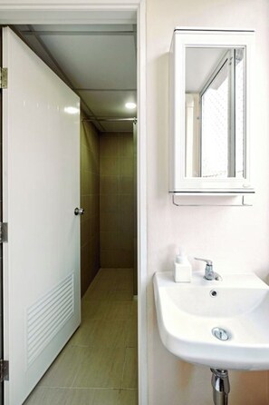 Chambre économique double | Salle de bain | Douche, articles de toilette (gratuits), séchoir à cheveux