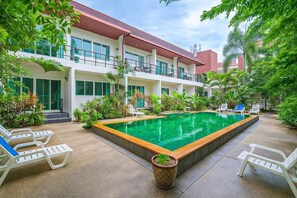 Una piscina al aire libre