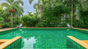 Una piscina al aire libre
