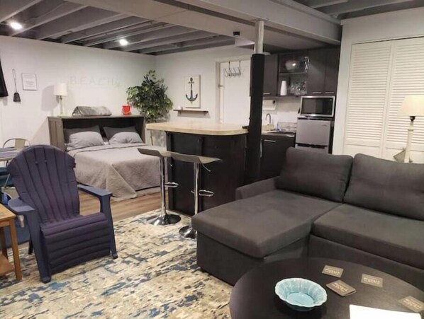 TV, fireplace - Quiet, Roomy, Private Studio, Beautiful view. (Independence)