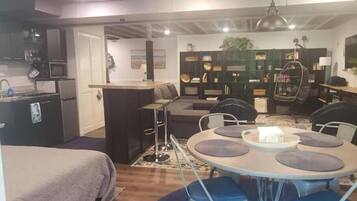 Tabla de planchar con plancha, wifi y ropa de cama