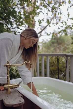 Outdoor spa tub - The Cottage at Mirador Springs Retreat Gippsland -just 90 mins from Melbourne. (Trafalgar South)