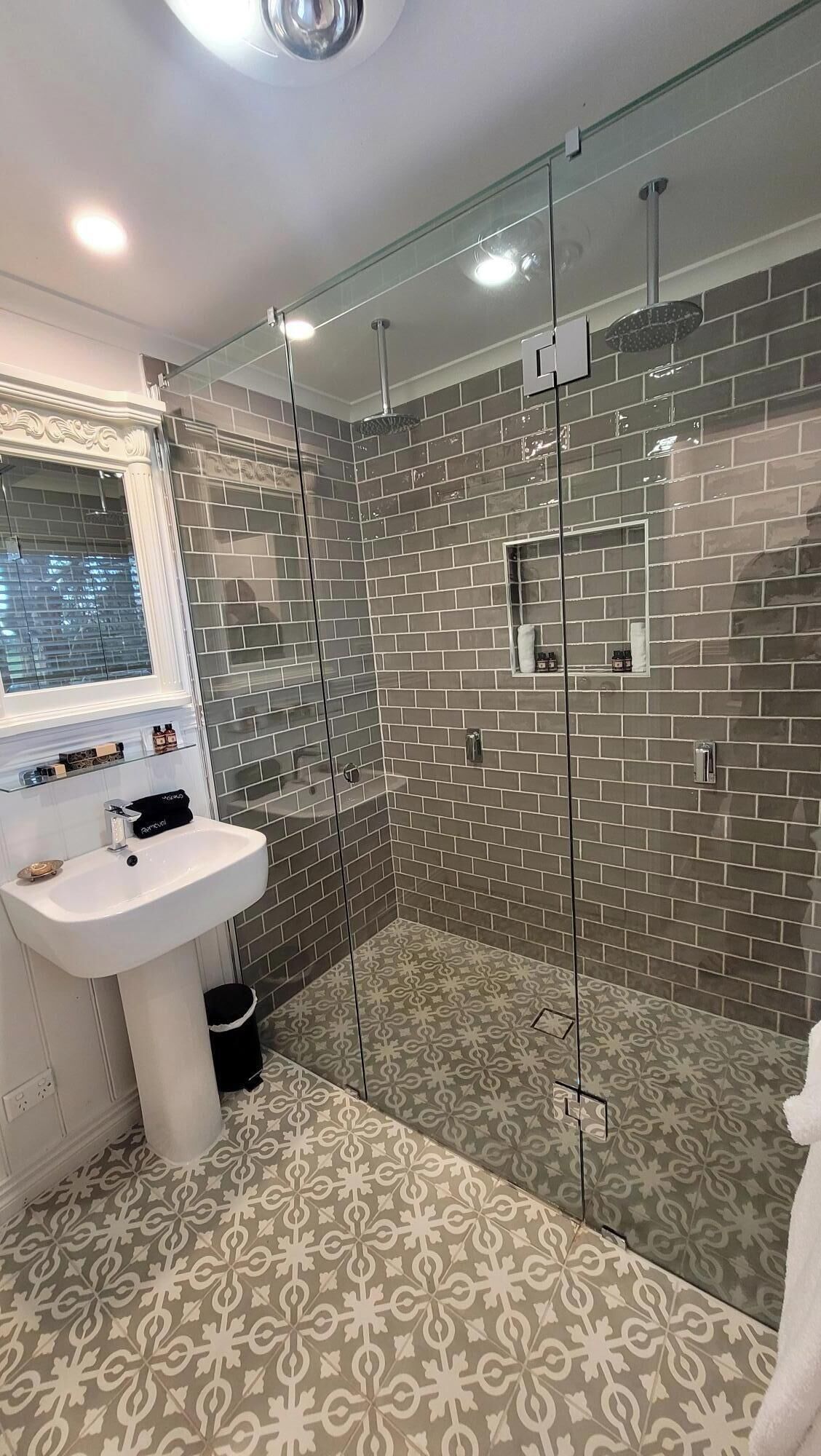 Haartrockner, Handtücher, Seife, Toilettenpapier