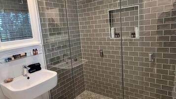 ヘアドライヤー、タオル、石鹸、トイレットペーパー