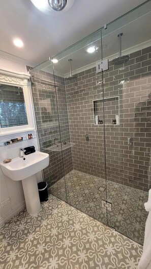 Eco-friendly toiletries, hair dryer, towels, soap - The Cottage at Mirador Springs Retreat Gippsland -just 90 mins from Melbourne. (Trafalgar South)