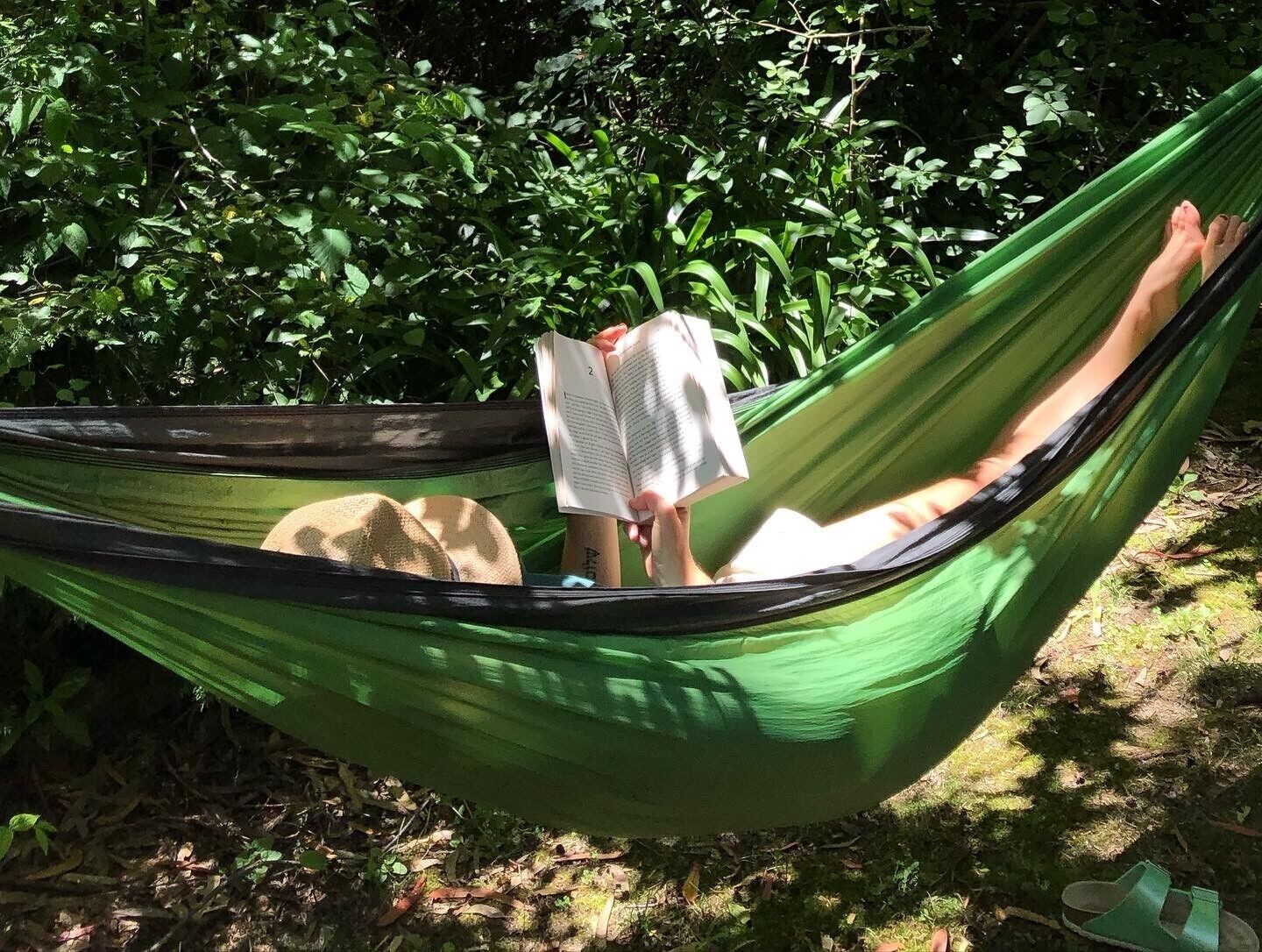Un hamac dans un cadre extérieur luxuriant et verdoyant.