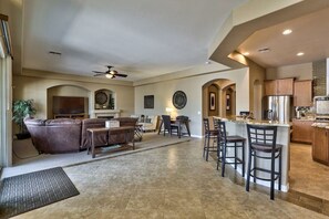 Smart-TV, Kamin, Videospiele, Bücher