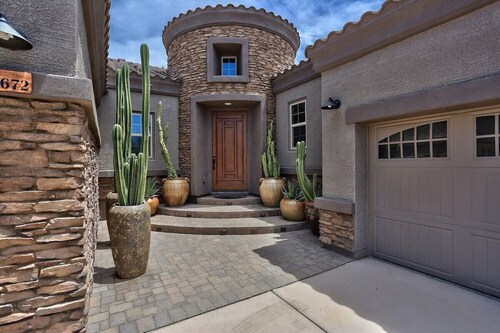 Luxurious Private Executive Resort Style Desert Oasis  STR#0000465