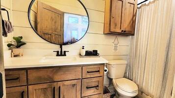 SĂšche-cheveux, serviettes fournies, savon, shampoing