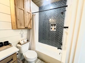 Secadora de cabello, toallas, jabón, shampoo 