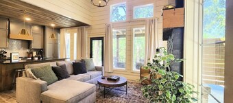 Guesthouse with private hot tub!  Secluded in gated community with amenities.